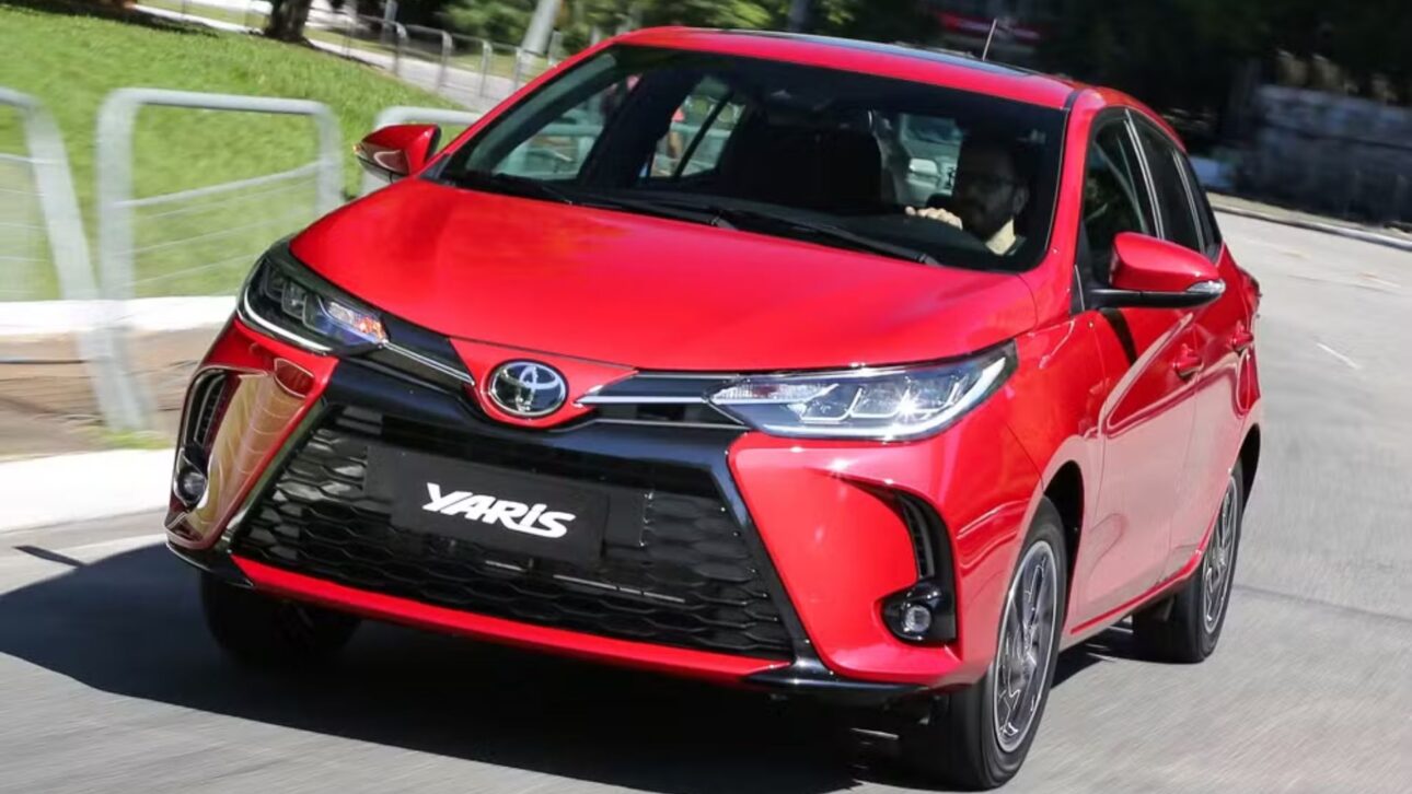 Toyota Yaris hatch usado combina 310 litros de porta-malas e motor eficiente. (Imagem: reprodução)