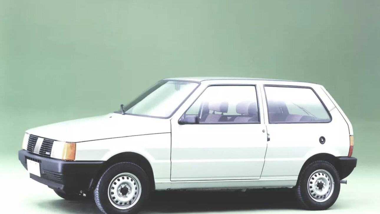 Fiat Uno mantém fama de carro resistente, econômico e fácil de manter, com versões usadas por menos de R$ 25 mil no Brasil.