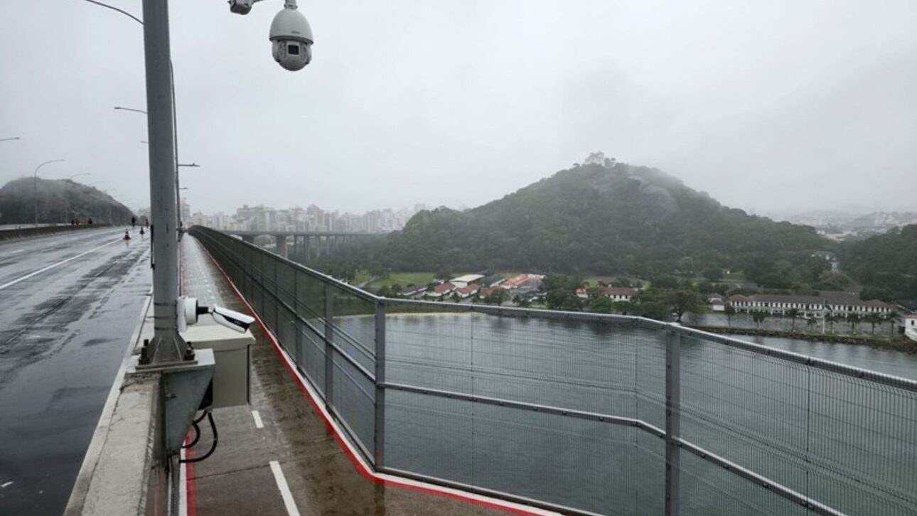 Ciclovia suspensa da Terceira Ponte liga Vitória e Vila Velha com 3,5 km, mirante urbano e estrutura metálica a 70 metros sobre o mar.