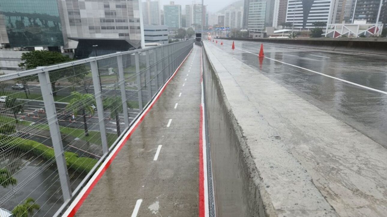 Ciclovia suspensa da Terceira Ponte liga Vitória e Vila Velha com 3,5 km, mirante urbano e estrutura metálica a 70 metros sobre o mar.
