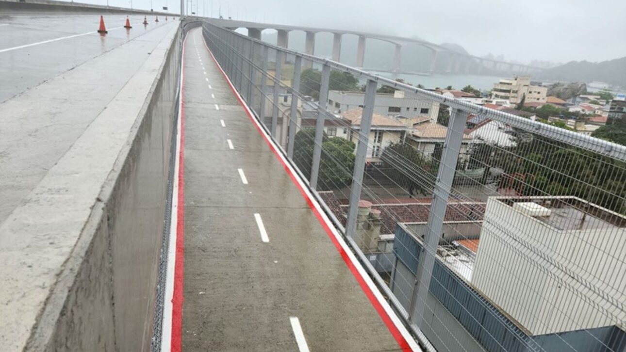 Ciclovia suspensa da Terceira Ponte liga Vitória e Vila Velha com 3,5 km, mirante urbano e estrutura metálica a 70 metros sobre o mar.