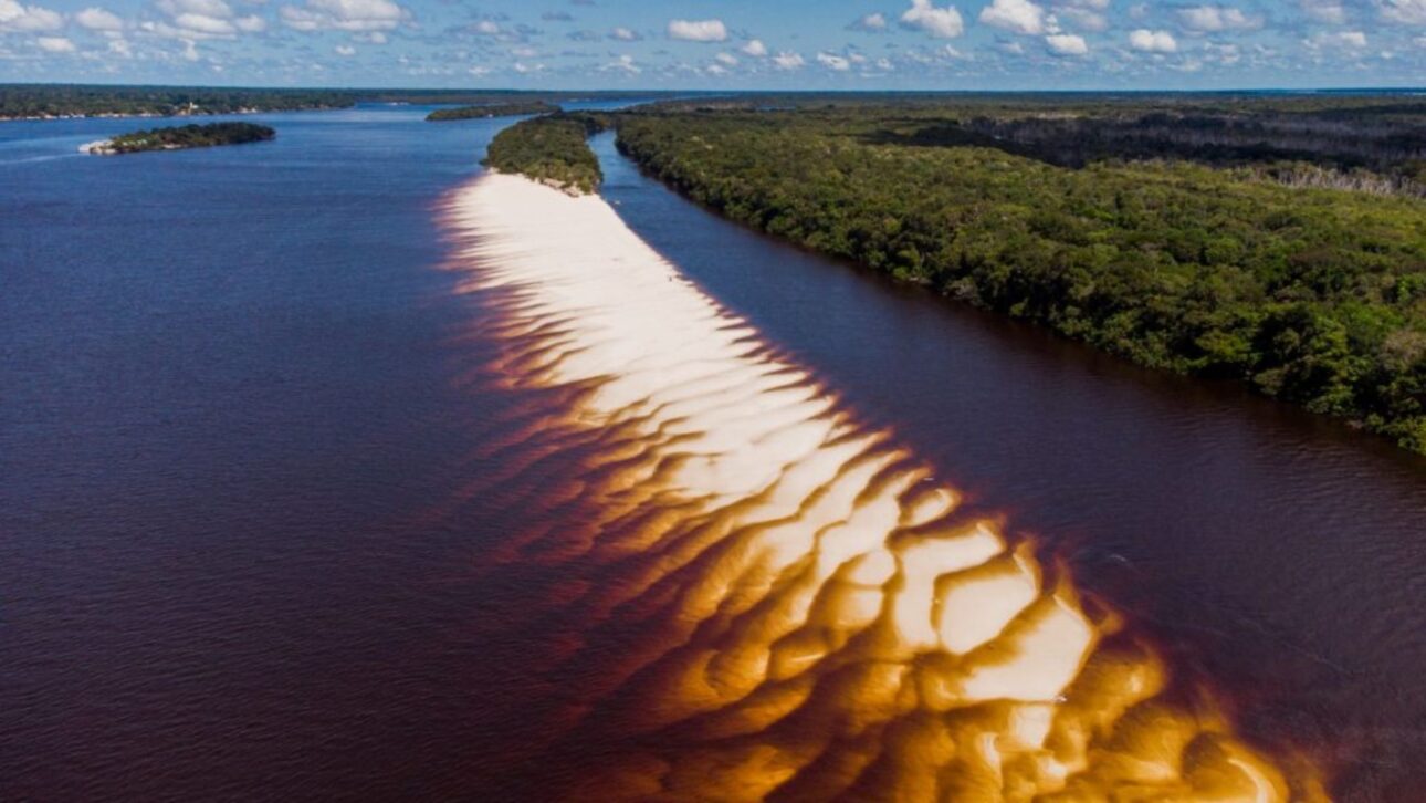 O Arquipélago de Mariuá, no Rio Negro, Amazonas, é o maior arquipélago fluvial do mundo e abriga rica biodiversidade amazônica.