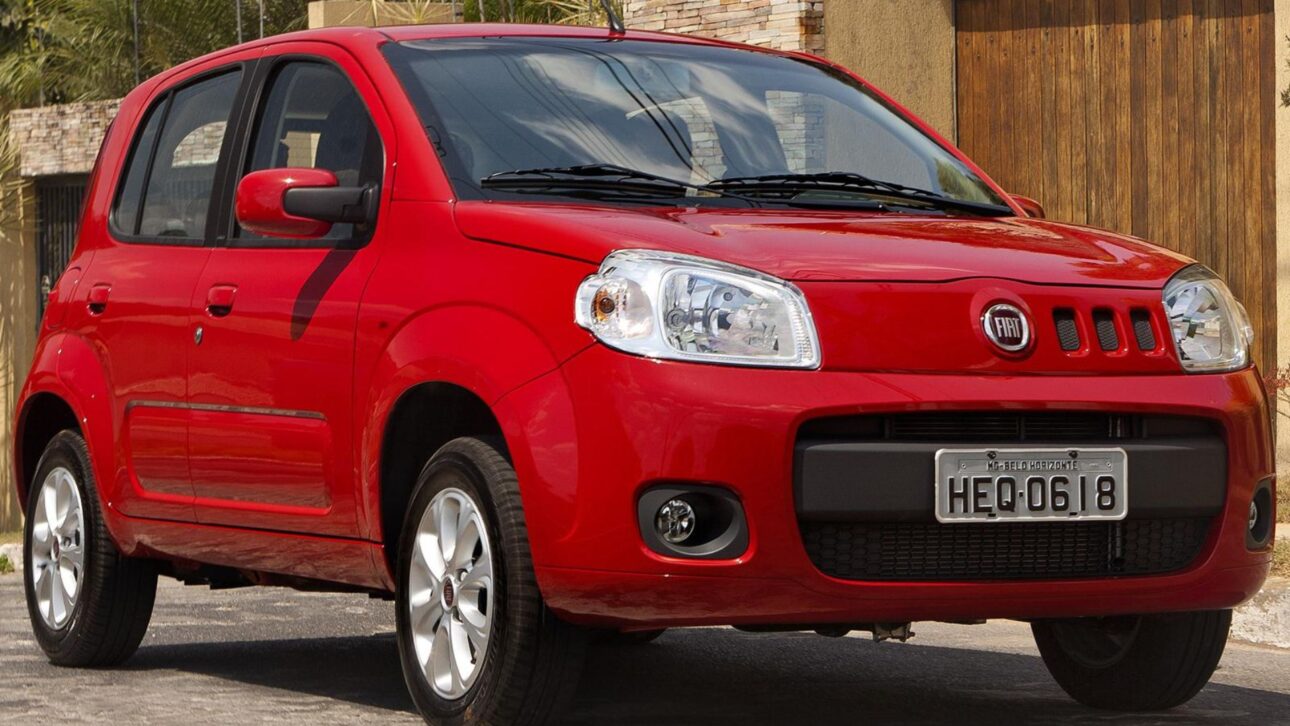 Fiat Uno 2013 — Ícone da resistência e da economia, o Uno mantém fama de carro quase indestrutível, com motor Fire e manutenção simples.
(Imagem: reprodução)
