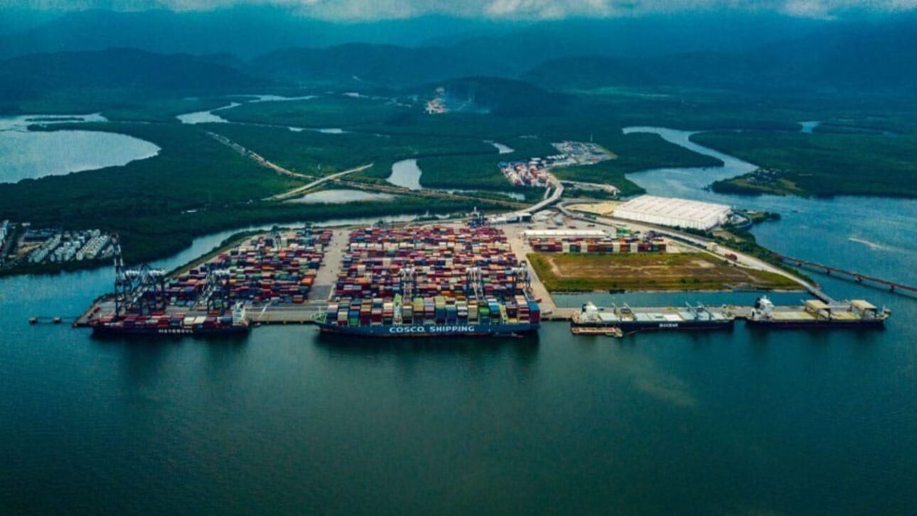 Vista aérea do porto de Santos com infraestrutura para escoamento de soja e milho rumo à China. (Imagem: Datamar News)