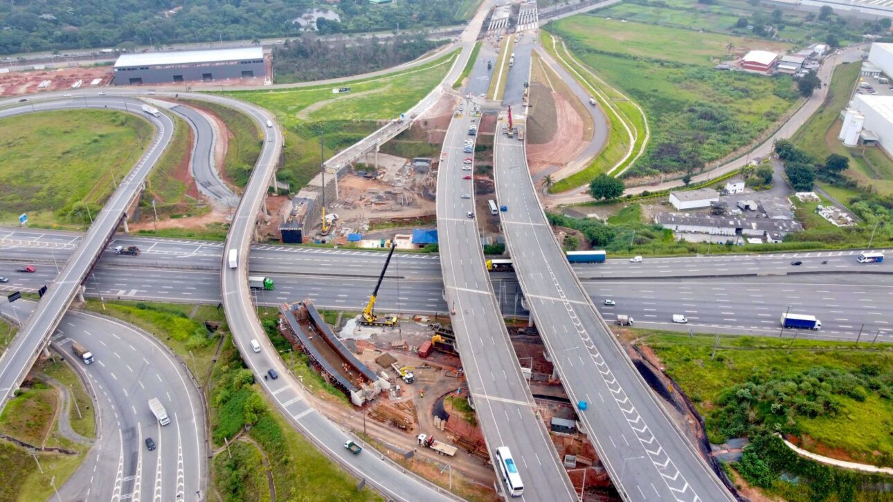Modernização de rodovias no pacote “SP pra Toda Obra”: trecho duplicado com nova pavimentação e sinalização visível para melhorar a infraestrutura viária estadual. (Imagem: Governo do Estado de São Paulo)