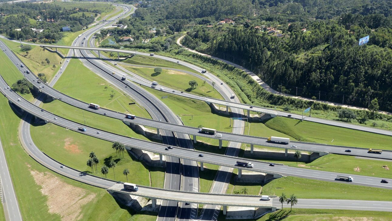 Avanço das obras do trecho Norte do Rodoanel em São Paulo, integrando logística, rodovias e geração de empregos no maior plano de infraestrutura viária do estado. (Imagem: Governo do Estado de São Paulo, via projeto Flickr-CC-BY2.0)