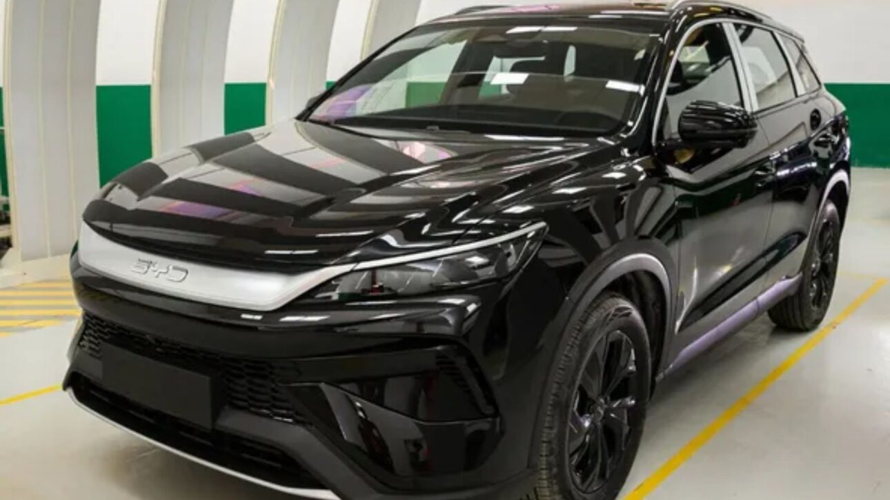 BYD Song Pro flex estreia no Brasil com até 133 km elétricos, novo câmbio na coluna e design da linha 2027. Confira os detalhes.