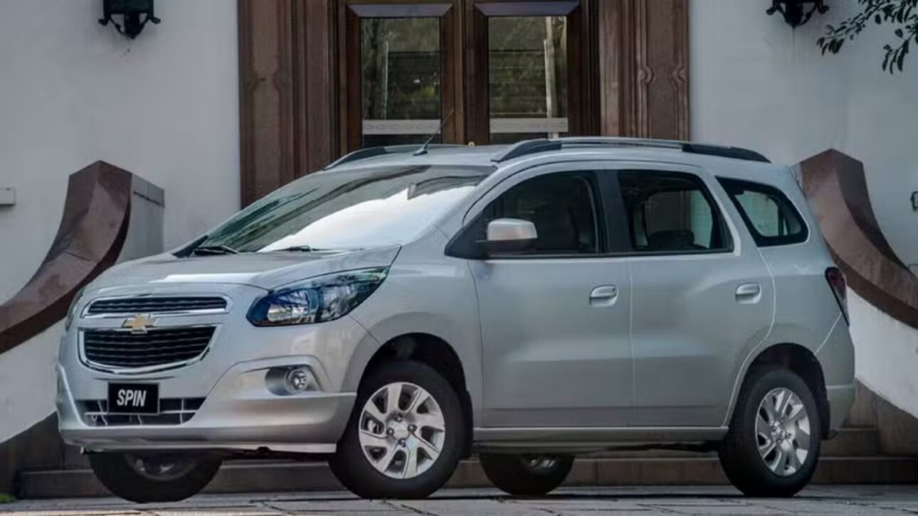 Descubra quatro carros usados até R$ 50 mil que oferecem bom espaço interno, porta-malas amplo e consumo econômico.