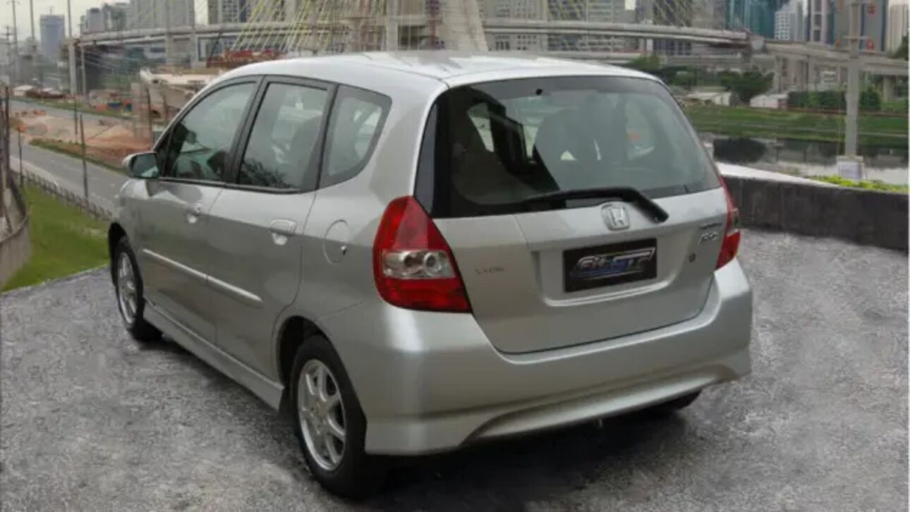 Honda Fit automático usado custa menos de R$ 28 mil, faz até 14 km/l e mantém fama de carro inquebrável e econômico. Confira os detalhes.