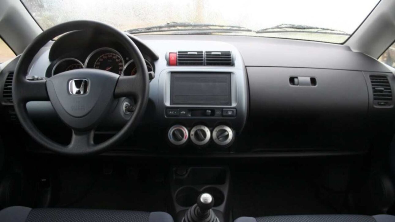 Honda Fit automático usado custa menos de R$ 28 mil, faz até 14 km/l e mantém fama de carro inquebrável e econômico. Confira os detalhes.