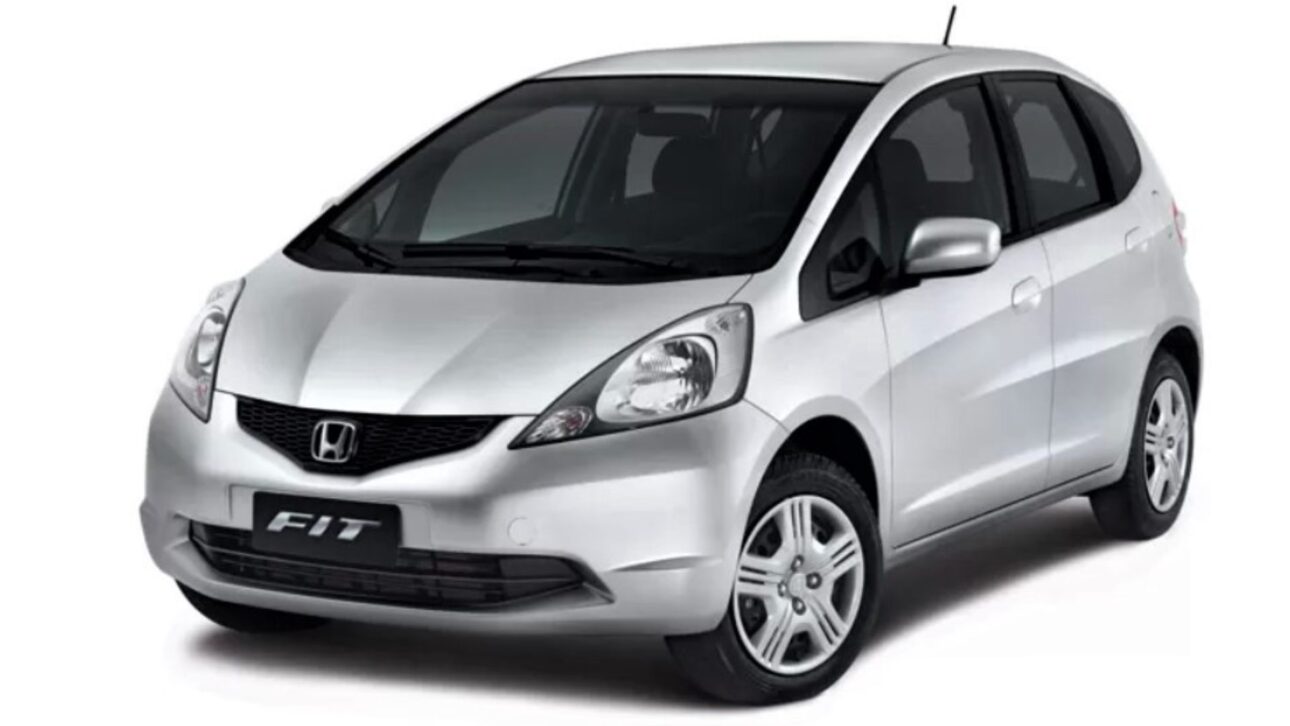 Honda Fit automático usado custa menos de R$ 28 mil, faz até 14 km/l e mantém fama de carro inquebrável e econômico. Confira os detalhes.