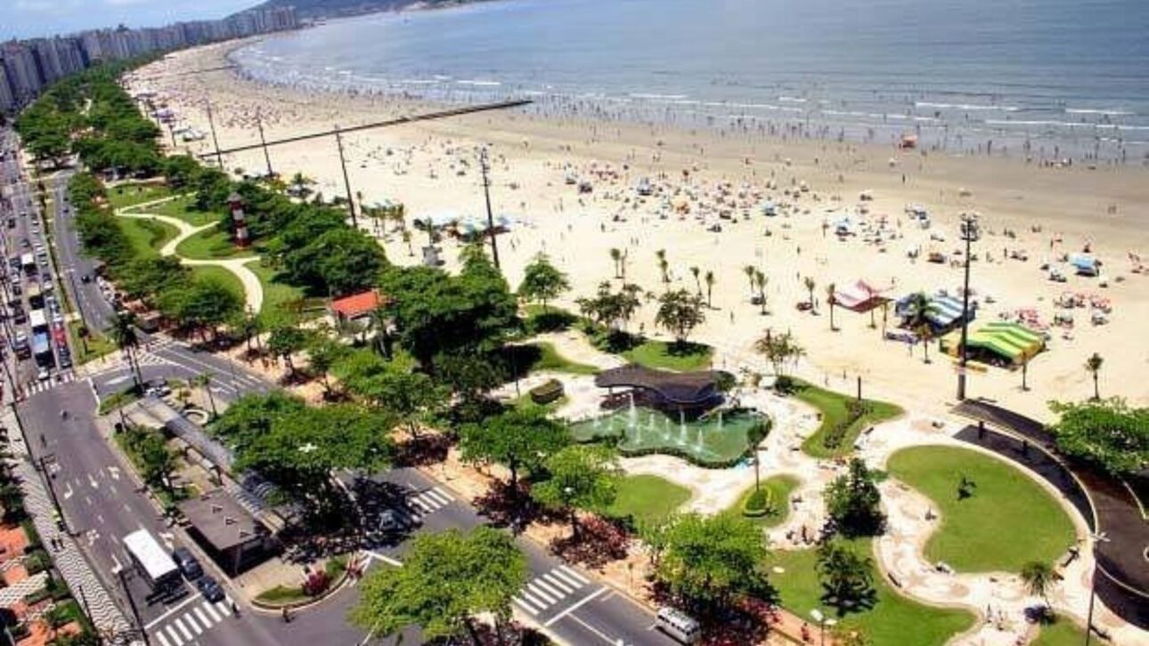 Orla de Santos vista aérea com jardins e ciclovia à beira-mar, litoral paulista. (Imagem: Reprodução / The Summer Hunter)