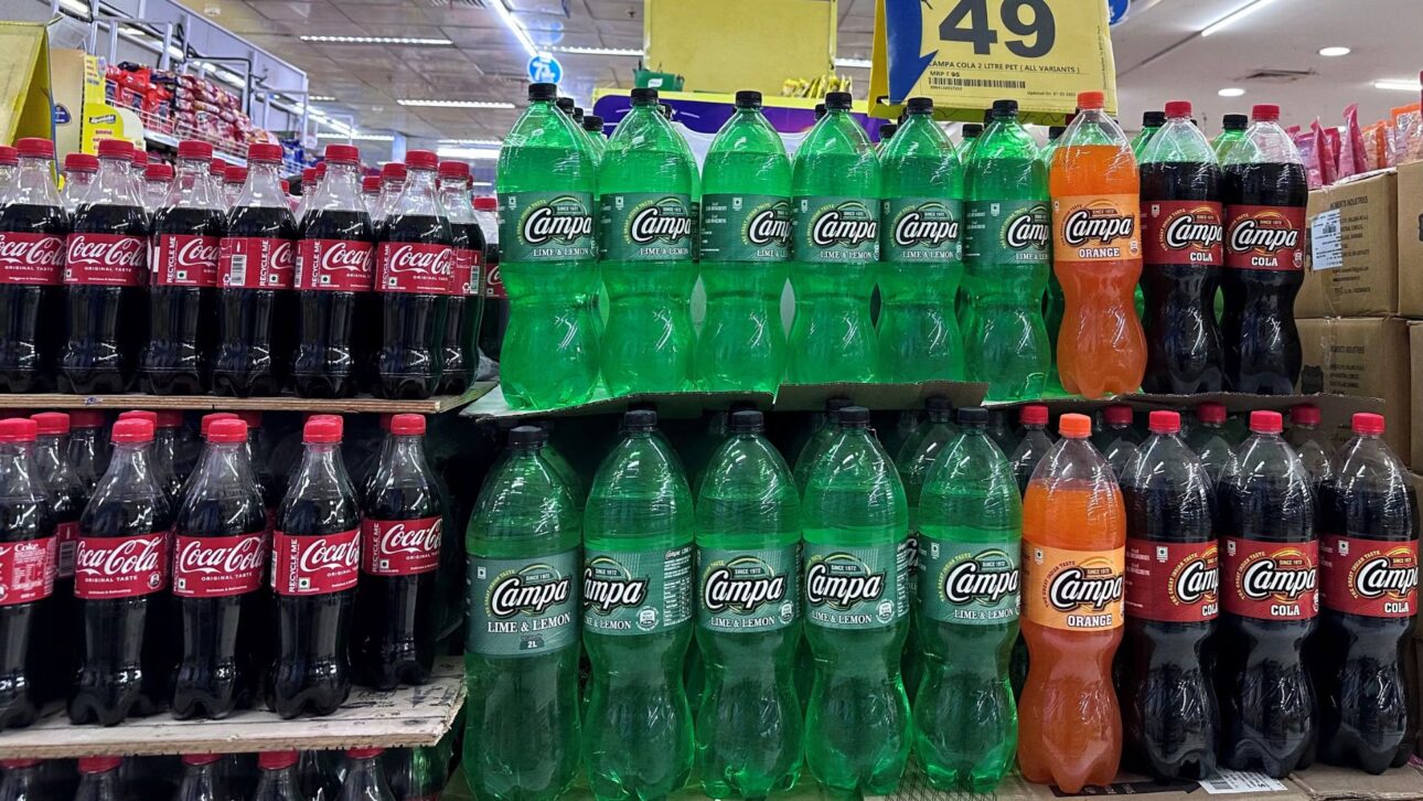 Garrafa da Campa Cola em prateleira de varejo indiano após o retorno da marca clássica dos anos 70.” (Imagem: Reuters/Francis Mascarenhas) 