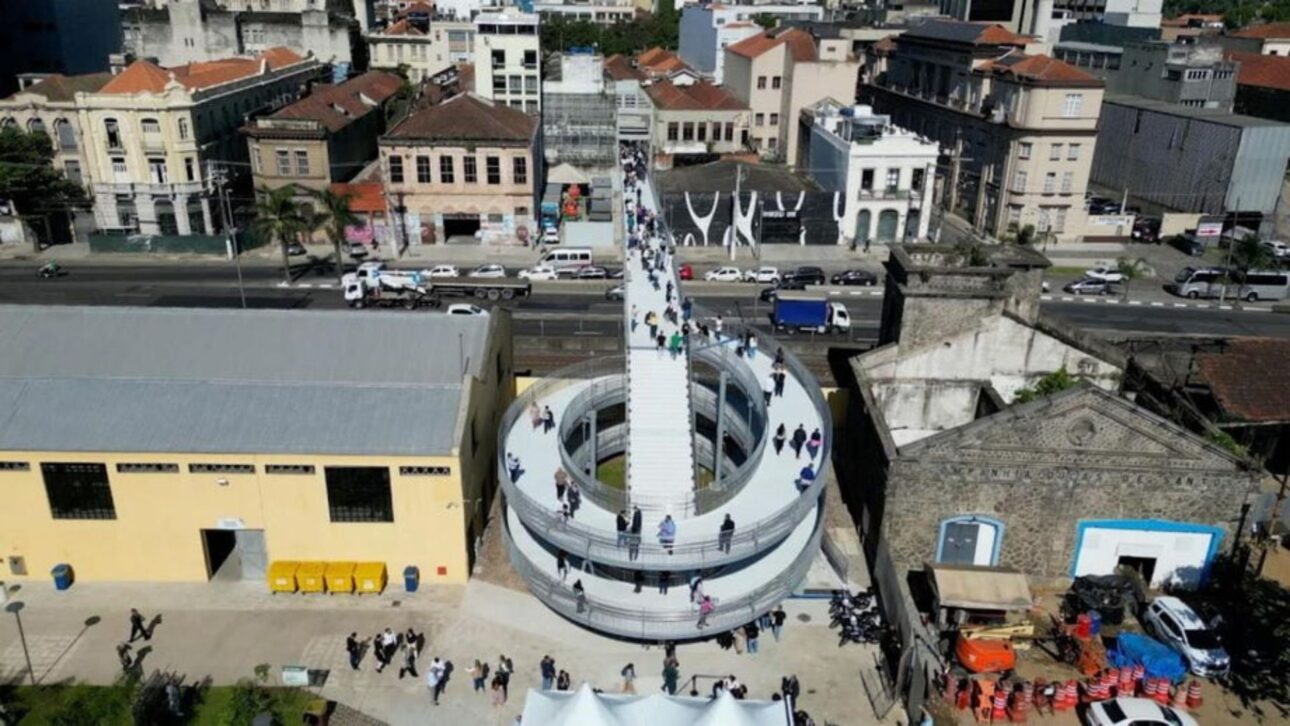 Parque Valongo, em Santos, recebe prêmio nacional por revitalizar área portuária com lazer, turismo e integração entre cidade e mar.