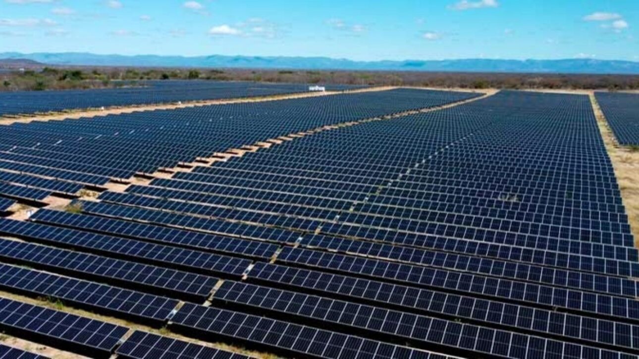Painéis solares de grande escala no Brasil evidenciam avanço das renováveis, elemento central do desequilíbrio entre geração e consumo. (Imagem: Divulgação usina solar)