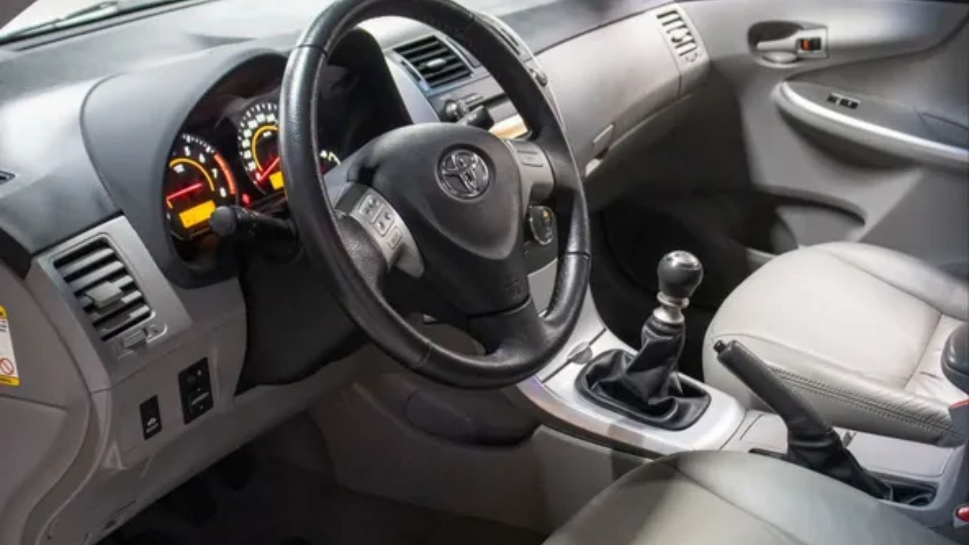 Corolla 2013 manual com 9.770 km surpreende ao custar mais que um Onix 0 km, destacando conservação e valorização do modelo.