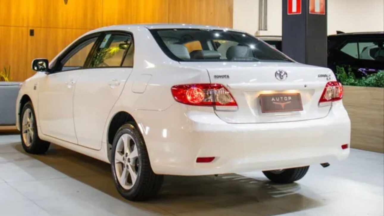 Corolla 2013 manual com 9.770 km surpreende ao custar mais que um Onix 0 km, destacando conservação e valorização do modelo.