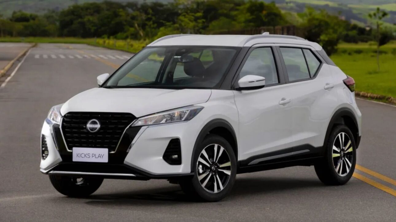 Nissan oferece o Kicks Play 2025 com motor 1.6, câmbio CVT e seis airbags por R$ 104.990 para CNPJ. Oferta vai até 4 de novembro.
