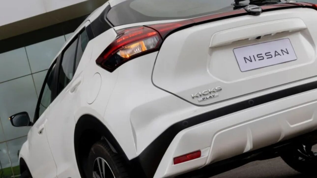 Nissan oferece o Kicks Play 2025 com motor 1.6, câmbio CVT e seis airbags por R$ 104.990 para CNPJ. Oferta vai até 4 de novembro.