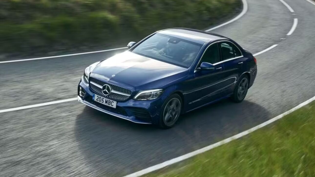 O sedã premium mantém o status e o requinte da marca alemã, com motorização eficiente e conforto de alto nível. (Imagem: reprodução)