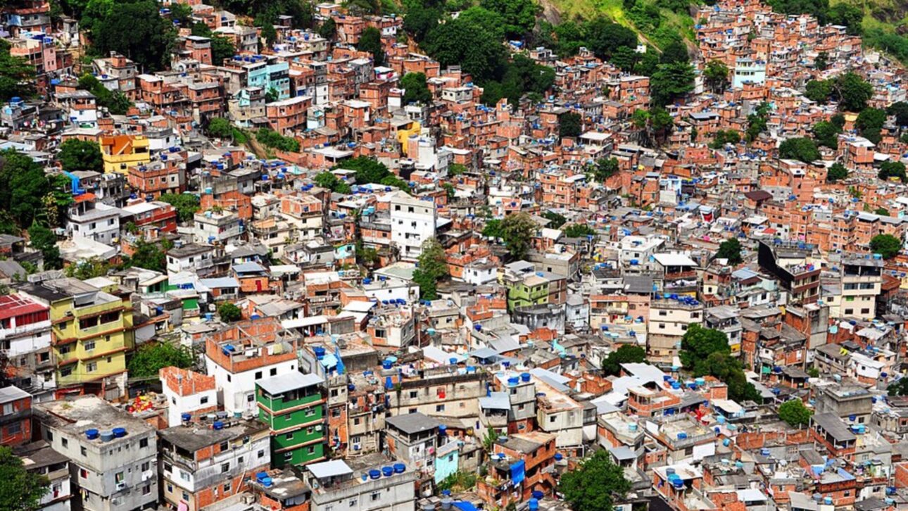 Vista aérea da Rocinha mostra moradias compactas em encosta da Zona Sul do Rio, ilustrando densidade e ocupação urbana acelerada. (Imagem: Andreas Ebner/Pexels)