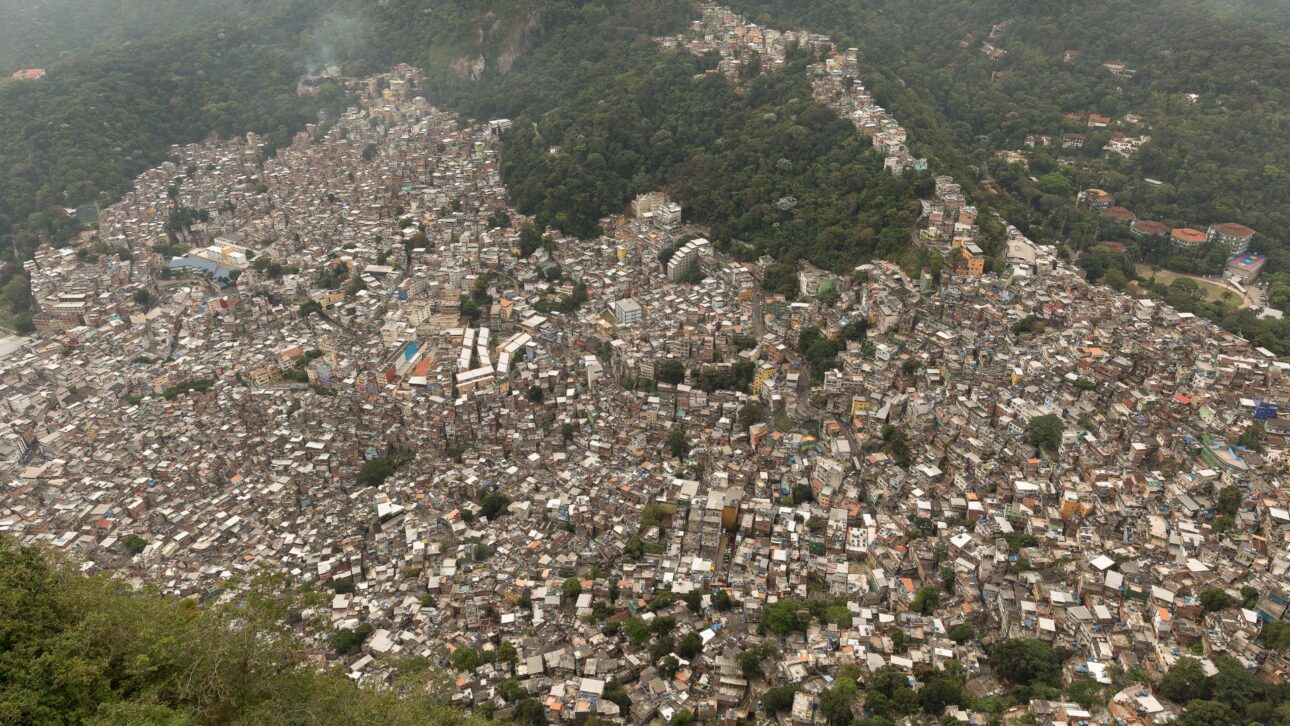 Vista aérea da Rocinha mostra moradias compactas em encosta da Zona Sul do Rio, ilustrando densidade e ocupação urbana acelerada. (Imagem: Andreas Ebner/Pexels)