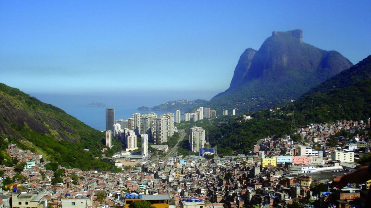 Comunidade da Rocinha entre São Conrado e Gávea com tráfego de pessoas nas vielas mostra a intensidade do “formigueiro humano” urbano. (Imagem: Jooinn/Jack Moreh)