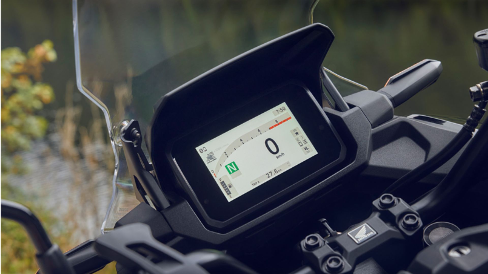 A nova Honda NC750X 2026 chega com freios duplos, painel TFT de 5", câmbio DCT aprimorado e mais tecnologia para o dia a dia.