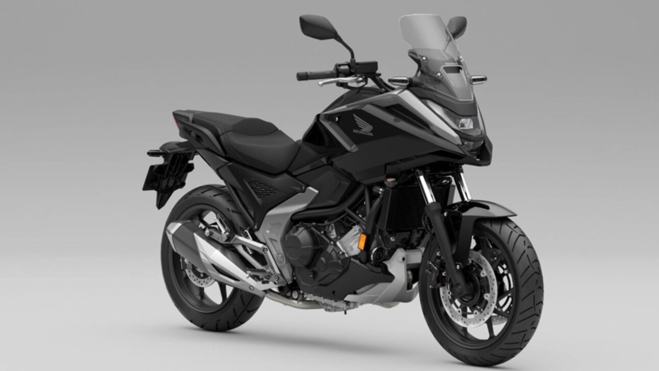 A nova Honda NC750X 2026 chega com freios duplos, painel TFT de 5", câmbio DCT aprimorado e mais tecnologia para o dia a dia.