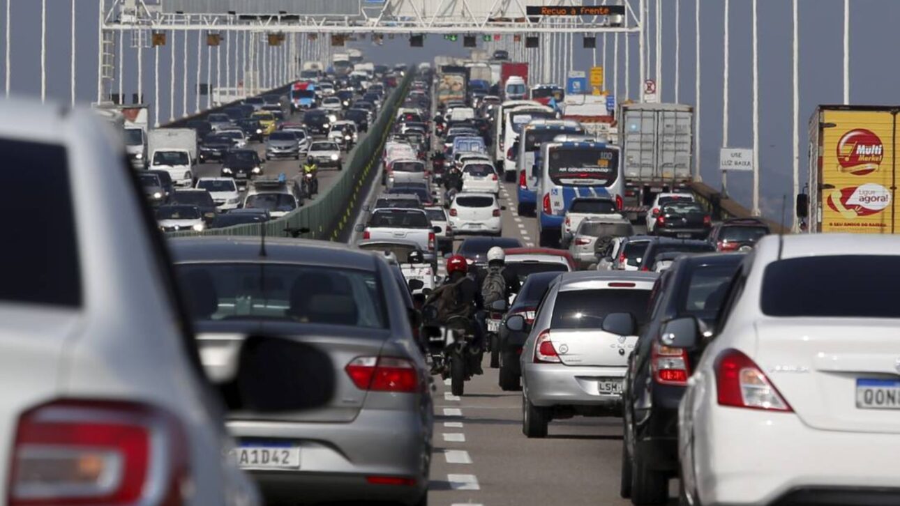 Tráfego intenso de mais de 150 mil veículos por dia na Ponte Rio-Niterói, via rodoviária estratégica na Região Metropolitana do Rio.” (Imagem: Wikimedia Commons)