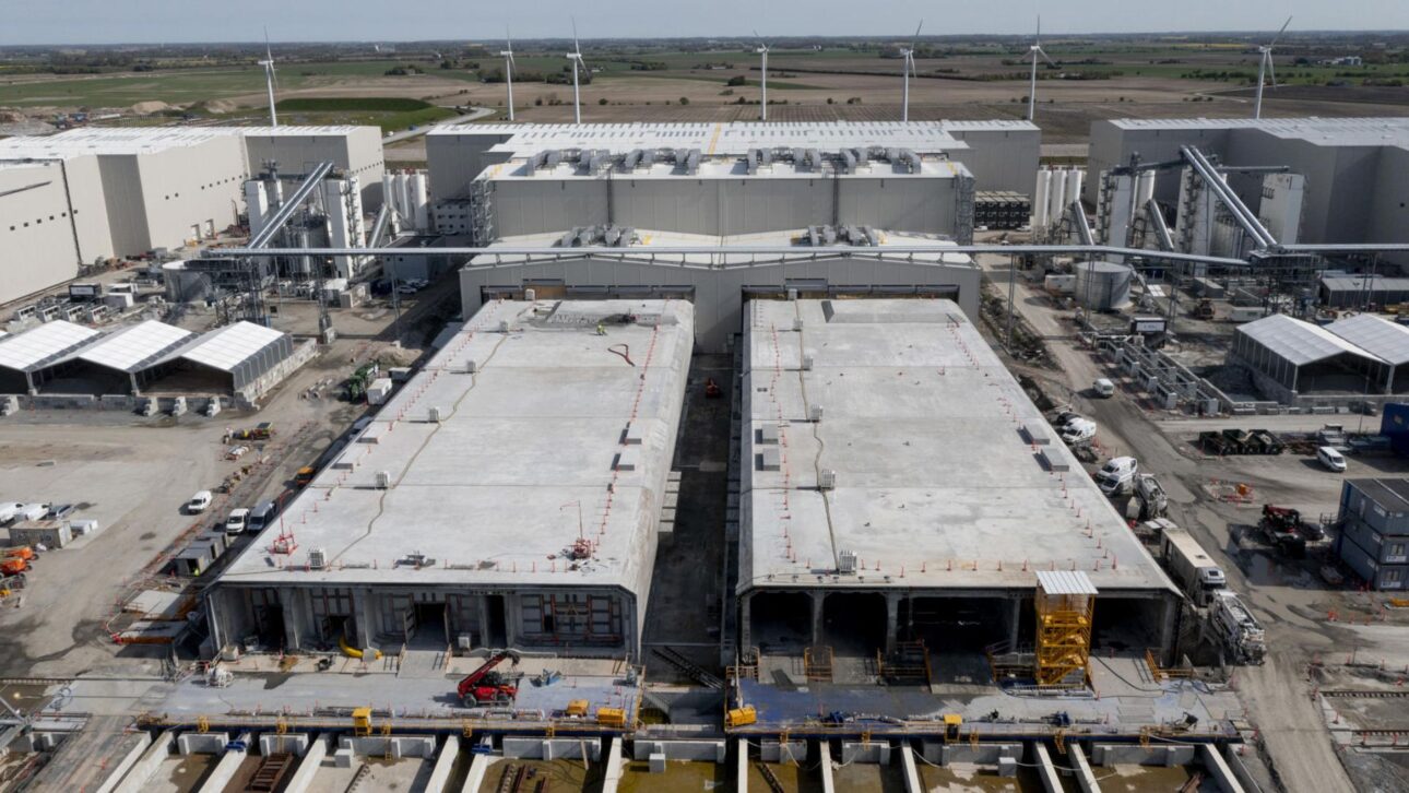 Vista da fábrica de elementos do túnel imerso do Fehmarnbelt, com módulos de concreto de 217 m sendo produzidos para a ligação Dinamarca-Alemanha. (Imagem: Femern A/S)