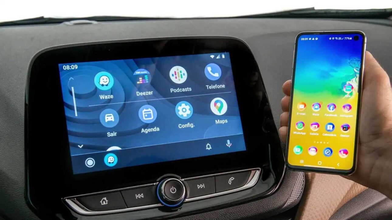 Painel multimídia de veículo GM exibindo Apple CarPlay e Android Auto antes da retirada do suporte pela montadora.” (Imagem: GM Authority)
