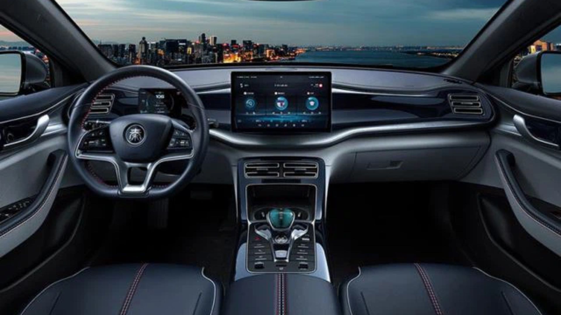 BYD Qin Plus chega ao Brasil registrado no INPI, sedã híbrido com até 2.100 km de autonomia e motor elétrico de 217 cv.