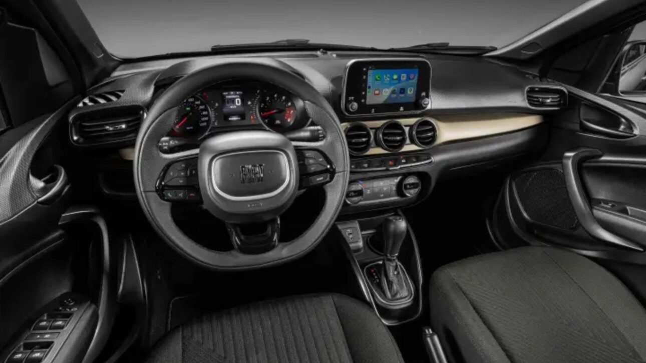 Conheça o Fiat Cronos Drive 1.3 manual 2026: porta-malas de 525 L, motor de 107 cv e consumo de até 15,5 km/l na estrada.