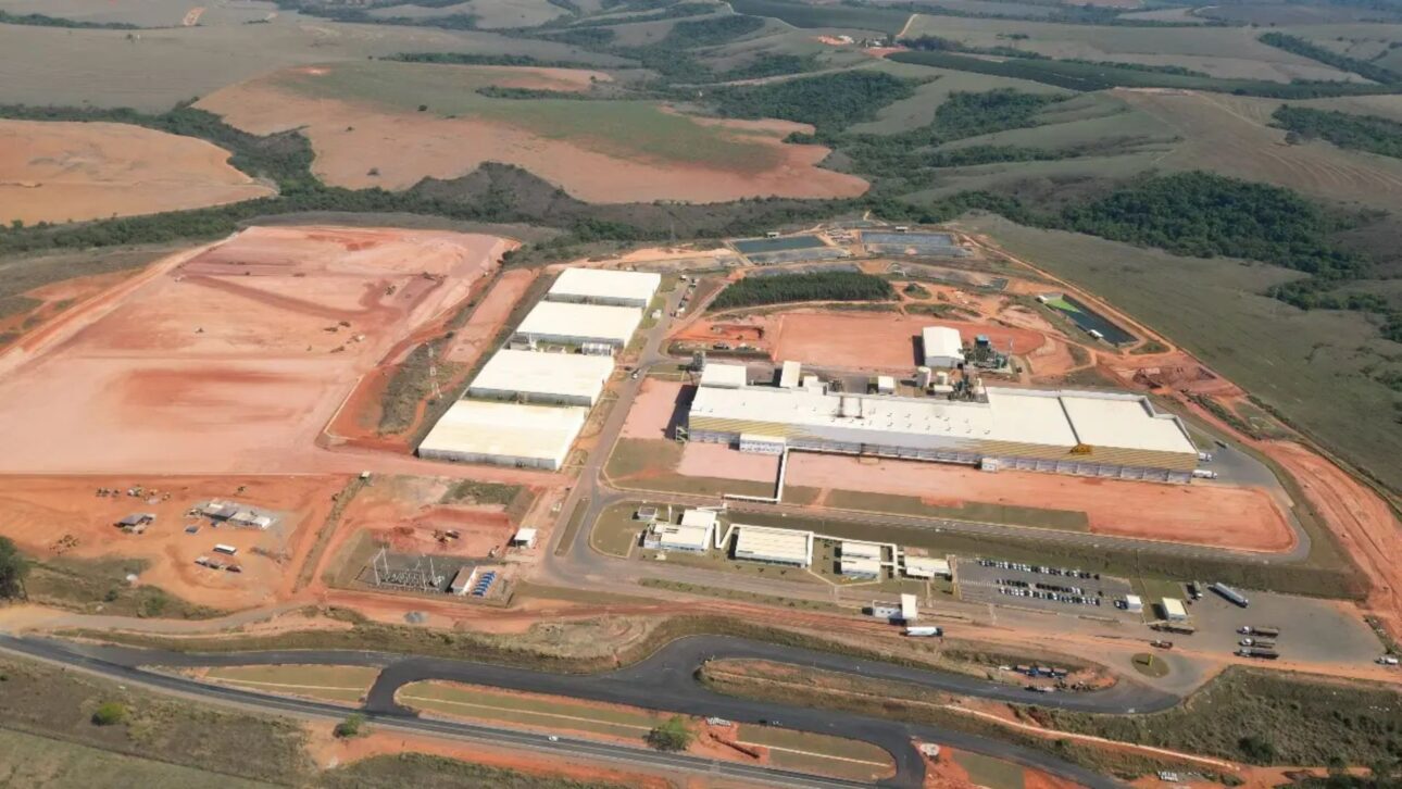 McCain investe R$ 1,8 bilhão na ampliação da fábrica em Araxá (MG) com nova linha de batatas fritas e pré-formados, operação prevista para 2º semestre de 2027.