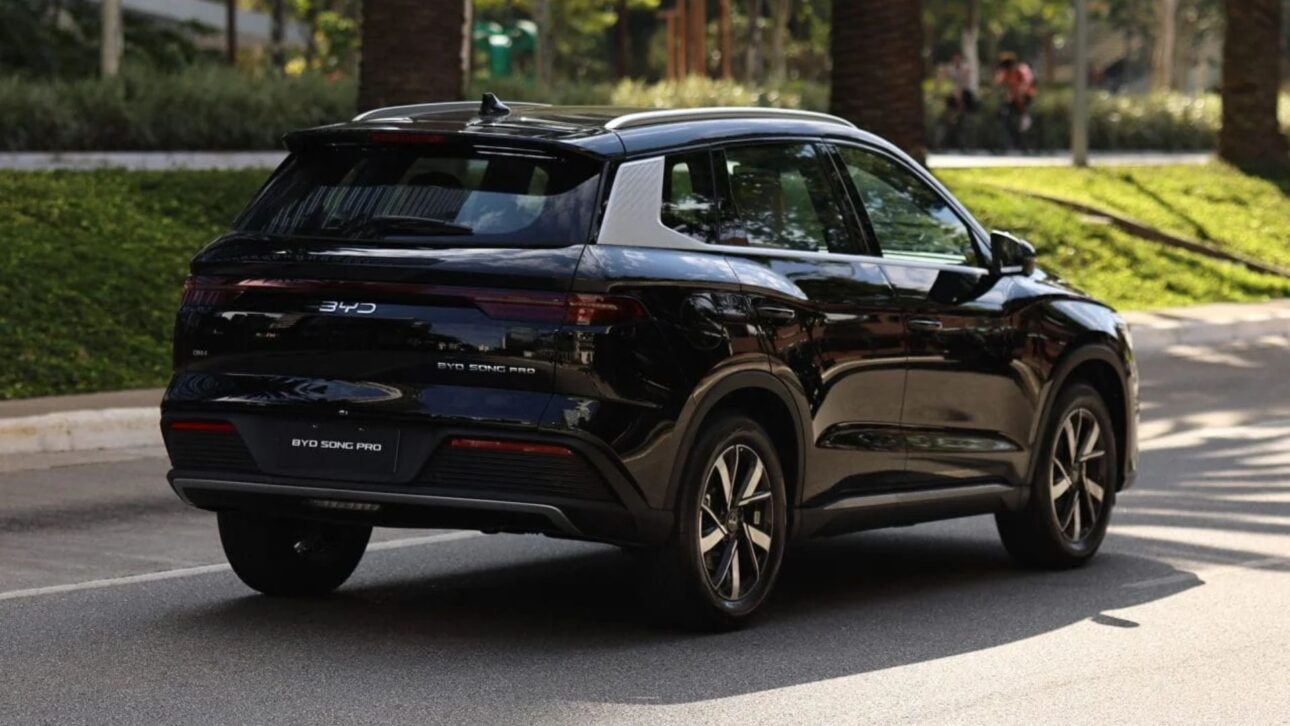 BYD Song Pro híbrido plug-in 2026 oferece 1.100 km de autonomia e mais de 220 cv, com preço especial para taxistas até outubro.