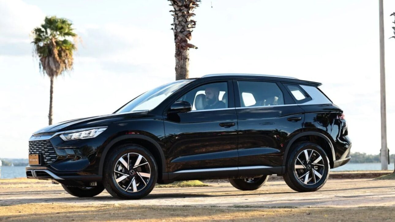 BYD Song Pro híbrido plug-in 2026 oferece 1.100 km de autonomia e mais de 220 cv, com preço especial para taxistas até outubro.