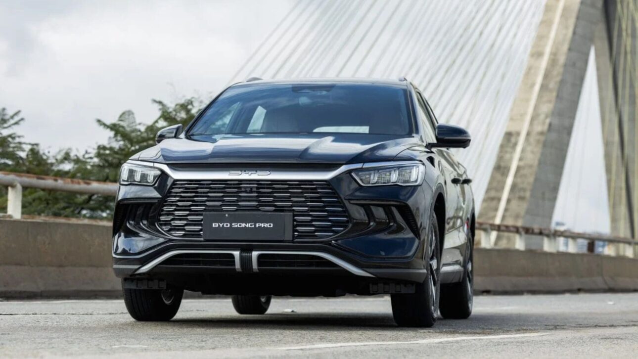 BYD Song Pro híbrido plug-in 2026 oferece 1.100 km de autonomia e mais de 220 cv, com preço especial para taxistas até outubro.