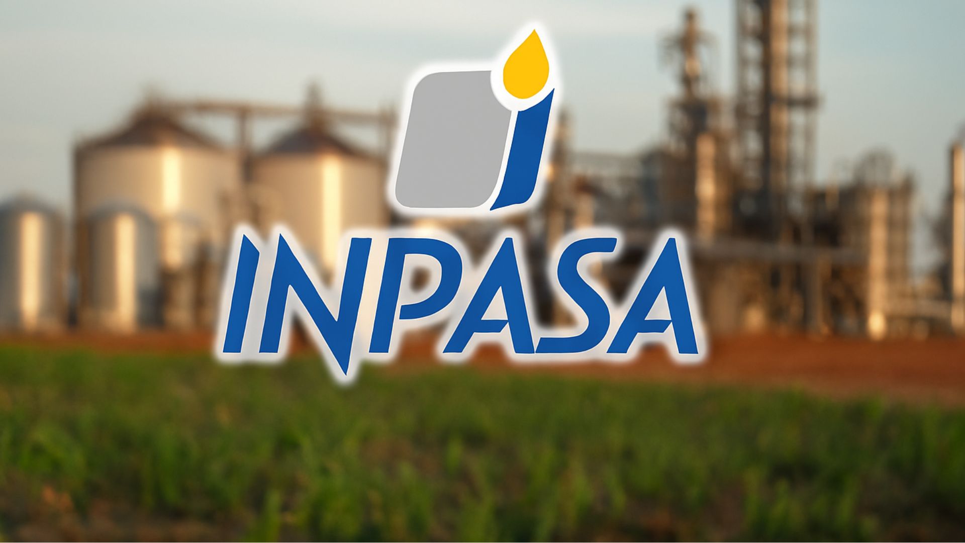Imagem desfocada de uma biorrefinaria de etanol com o logotipo da Inpasa centralizado e em destaque.