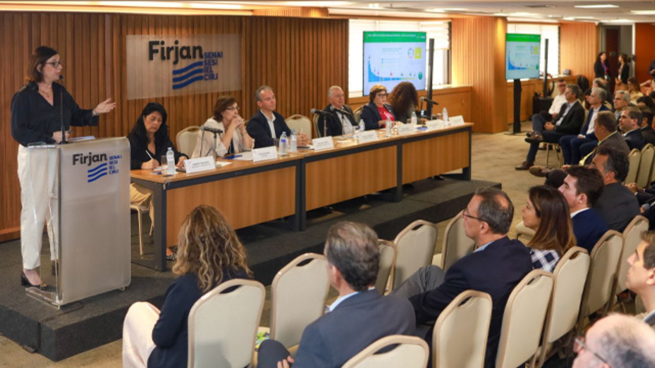 Presidente da Petrobras apresenta em conferência empresarial com painel de especialistas e público atento, em evento promovido pela Firjan SENAI SESI IEL CIRJ.