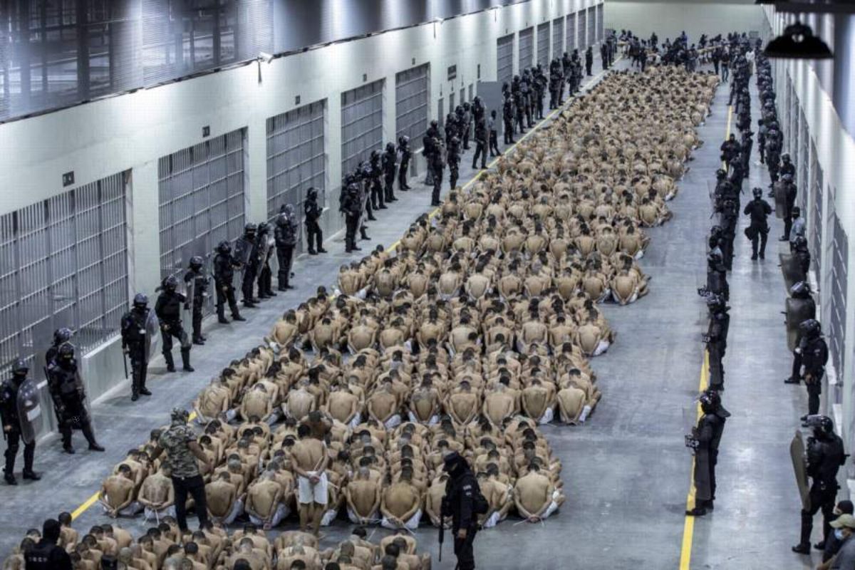 O maior presídio da América Latina, o CECOT em El Salvador, abriga 40 mil presos, recebe deportados dos Estados Unidos e levanta polêmicas sobre direitos humanos e encarceramento em massa.