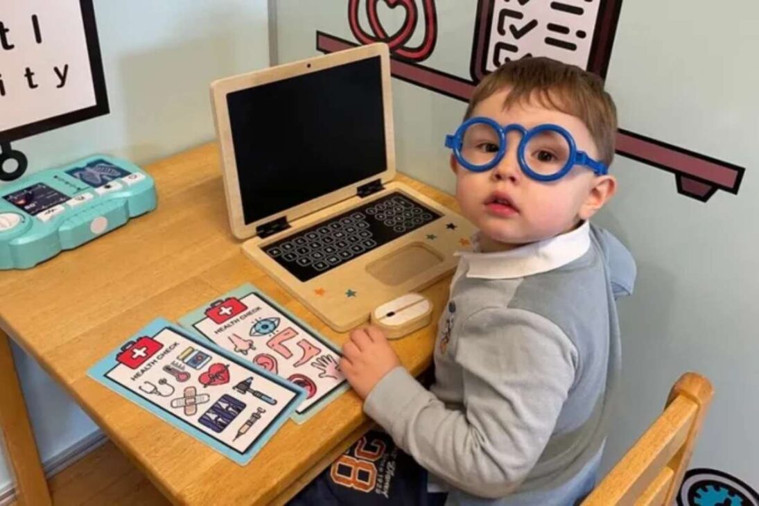 Aos 3 anos, Teddy Hobbs se torna o membro mais jovem da Mensa no Reino Unido com QI de 139 confirmado

