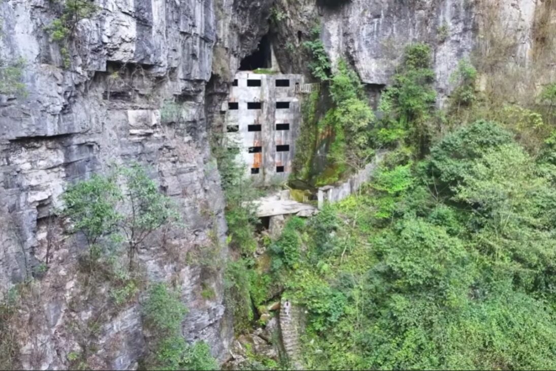 Mistério nas montanhas da China: mulher encontra casa gigante de cinco andares escondida numa gruta que ninguém sabia que existia há anos