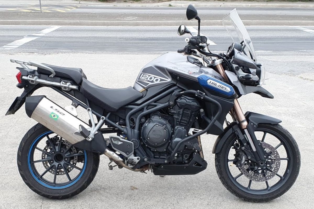 A Tiger 1200 Explorer 2013 combina desempenho e conforto de uma big trail robusta, com consumo entre 14 e 20 km/l, velocidade máxima de 225 km/h e necessidade de amortecedor de direção para estabilidade em alta.