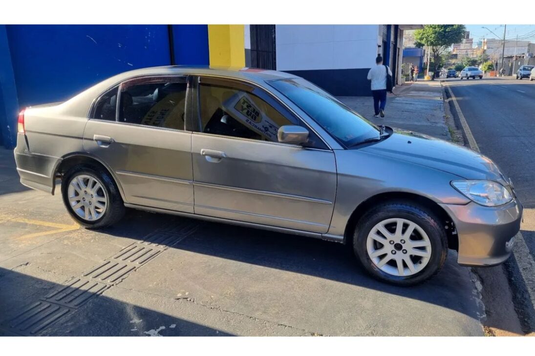 Na casa dos 20 mil reais, Honda Civic 2004 automático é o carro velho que não quebra, anda bem e completo