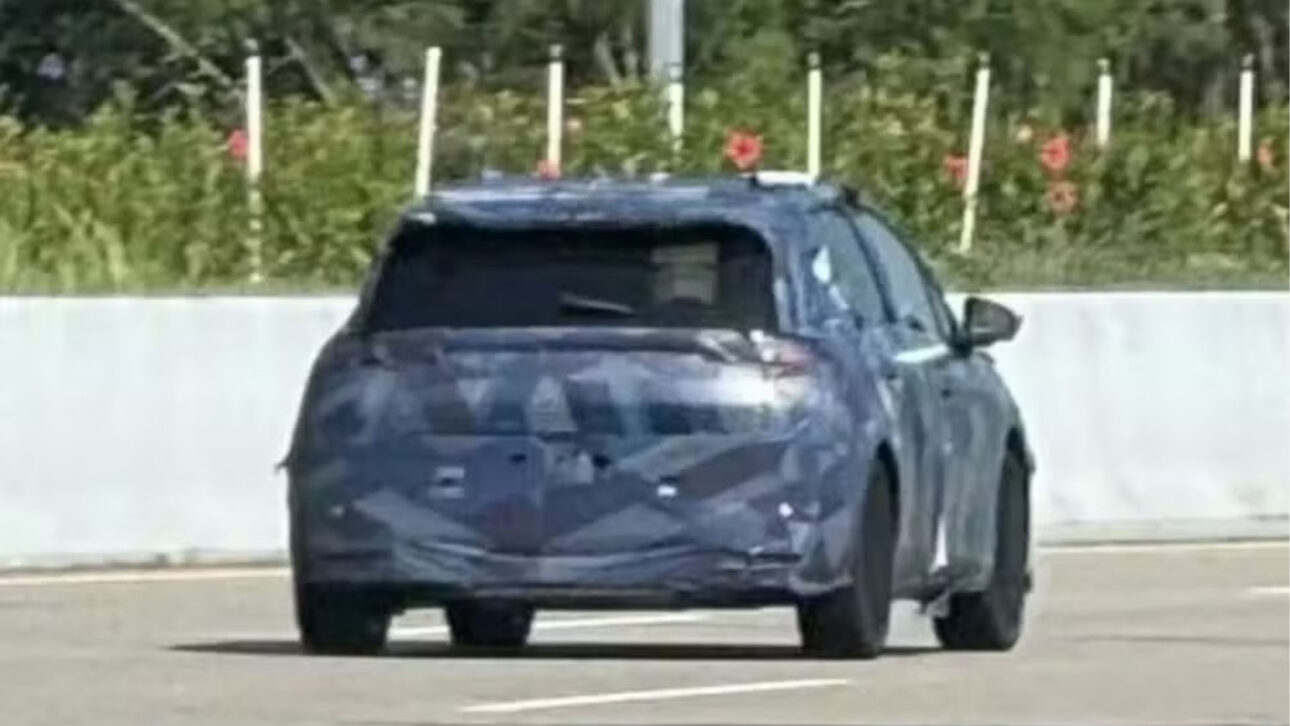 Nova geração do BYD Dolphin é flagrada em testes e ganha versão com dois motores exclusiva. jpg