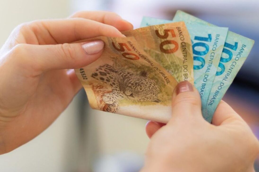 Novo salário mínimo de R$ 1.518 começa a ser pago em fevereiro; reajuste supera inflação, mas sofre corte do teto de 2,5% nas despesas