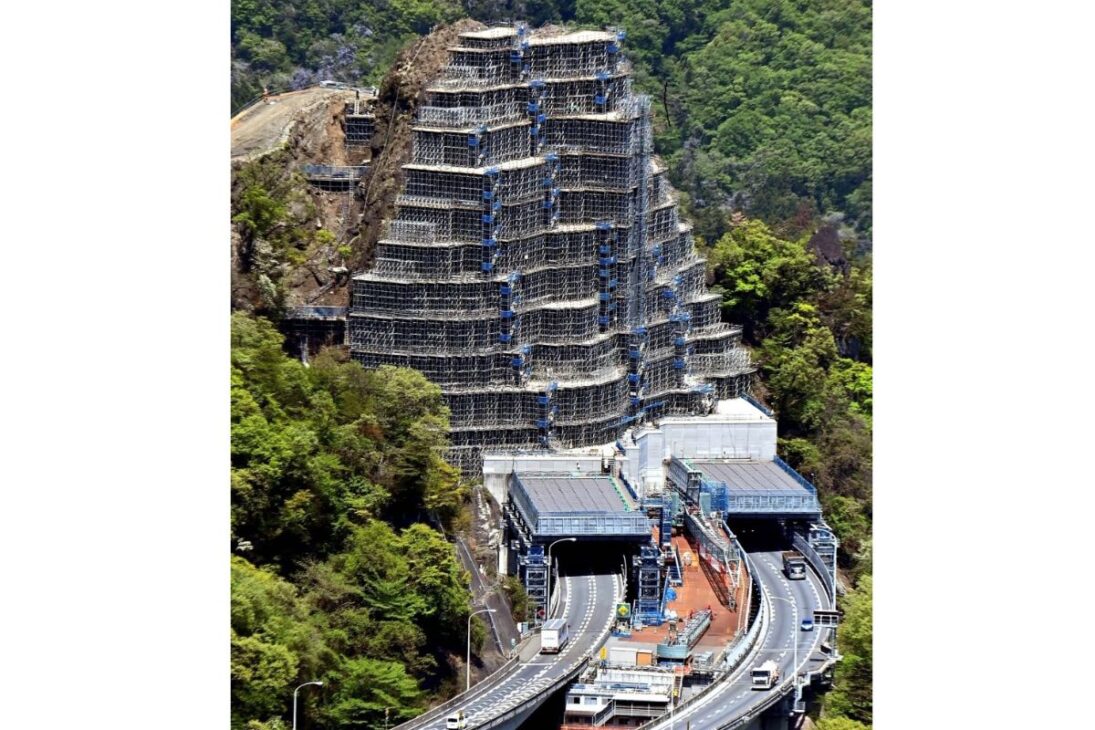 Numa rodovia no Japão, engenheiros conduzem a remoção de rocha mais desafiadora do mundo sob um andaime de 70 metros, sem fechar a via nem deixar cair uma única pedra