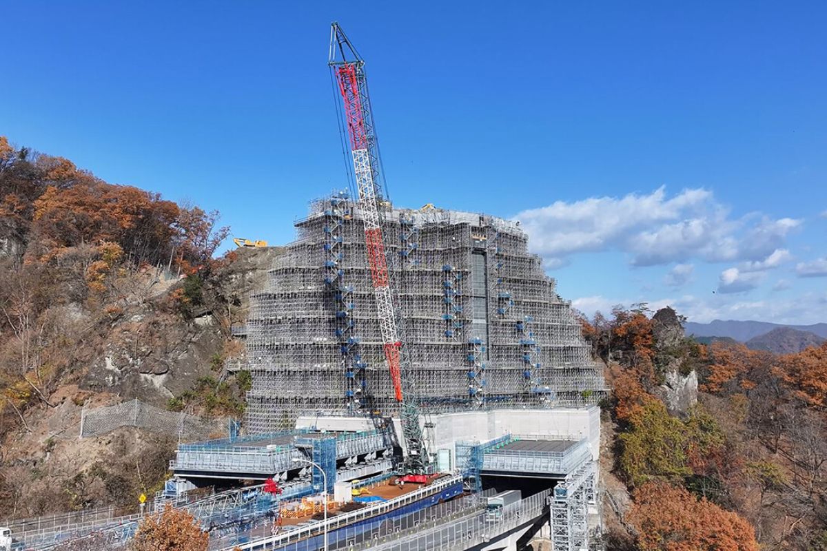 Na rodovia Joshinetsu, no Japão, engenheiros conduzem a remoção de rocha mais desafiadora do mundo sob um andaime de 70 metros, em um projeto da Obayashi Corporation que prioriza segurança total — sem fechar a via nem deixar cair uma única pedra.