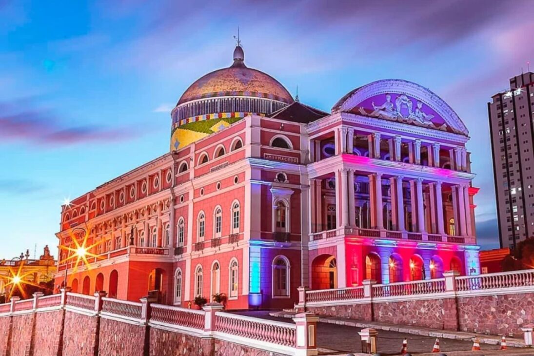 O Teatro Amazonas, em Manaus, foi uma obra faraônica do ciclo da borracha, construído com mármore da Itália e vidros da França